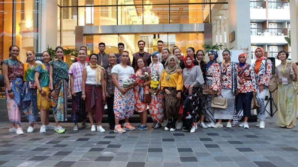 http://128.199.94.192/2017/08/22/sarong-is-my-new-denim-gerakan-mempopulerkan-sarung-sebagai-pakaian-urban-yang-mendunia