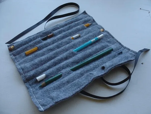 tempat pensil gulung flanel