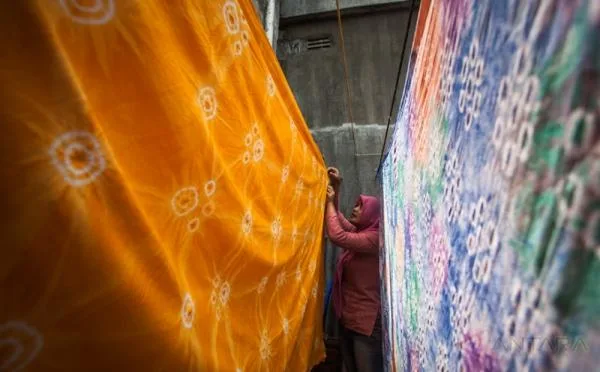 Cantiknya Kain Jumputan, Kreasi Inovasi Batik Modern