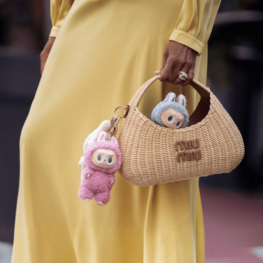 Bag Charm: Detail Kecil yang Membuat Tas Mu Lebih Ekspresif