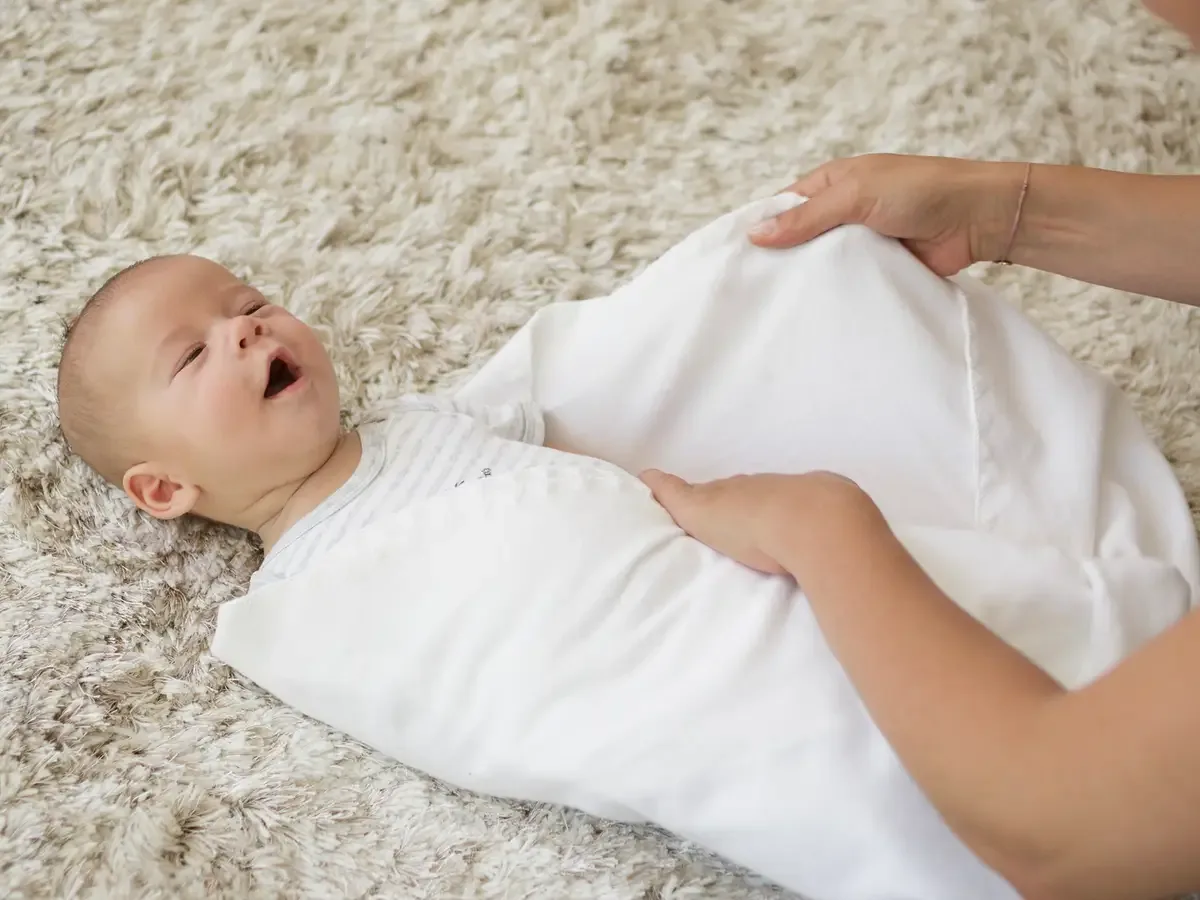 Kenali Jenis Bedong Bayi dan Bahan Kain yang Aman untuk Si Kecil