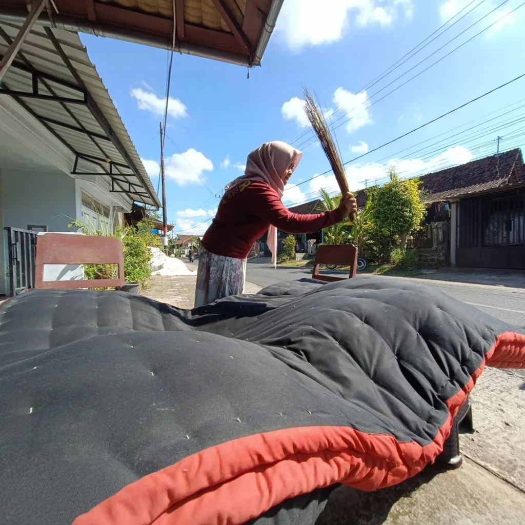 Kenapa Kasur dan Bantal Harus Dijemur? Cek Alasannya!