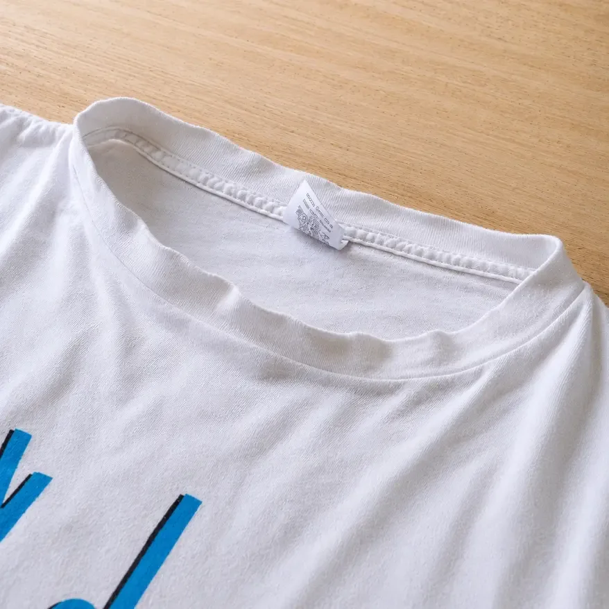 Kerah Kaos Kesayanganmu Melar? Ini 4 Cara Praktis Mengembalikan Bentuknya