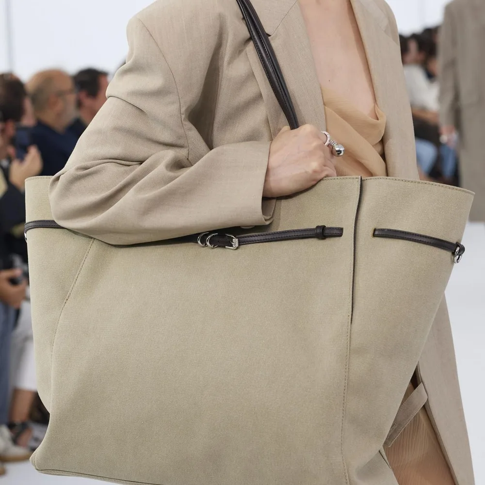 Oversize Bag Kembali Hiasi Tren 2026, Popularitas Mini Bag Tergeser!