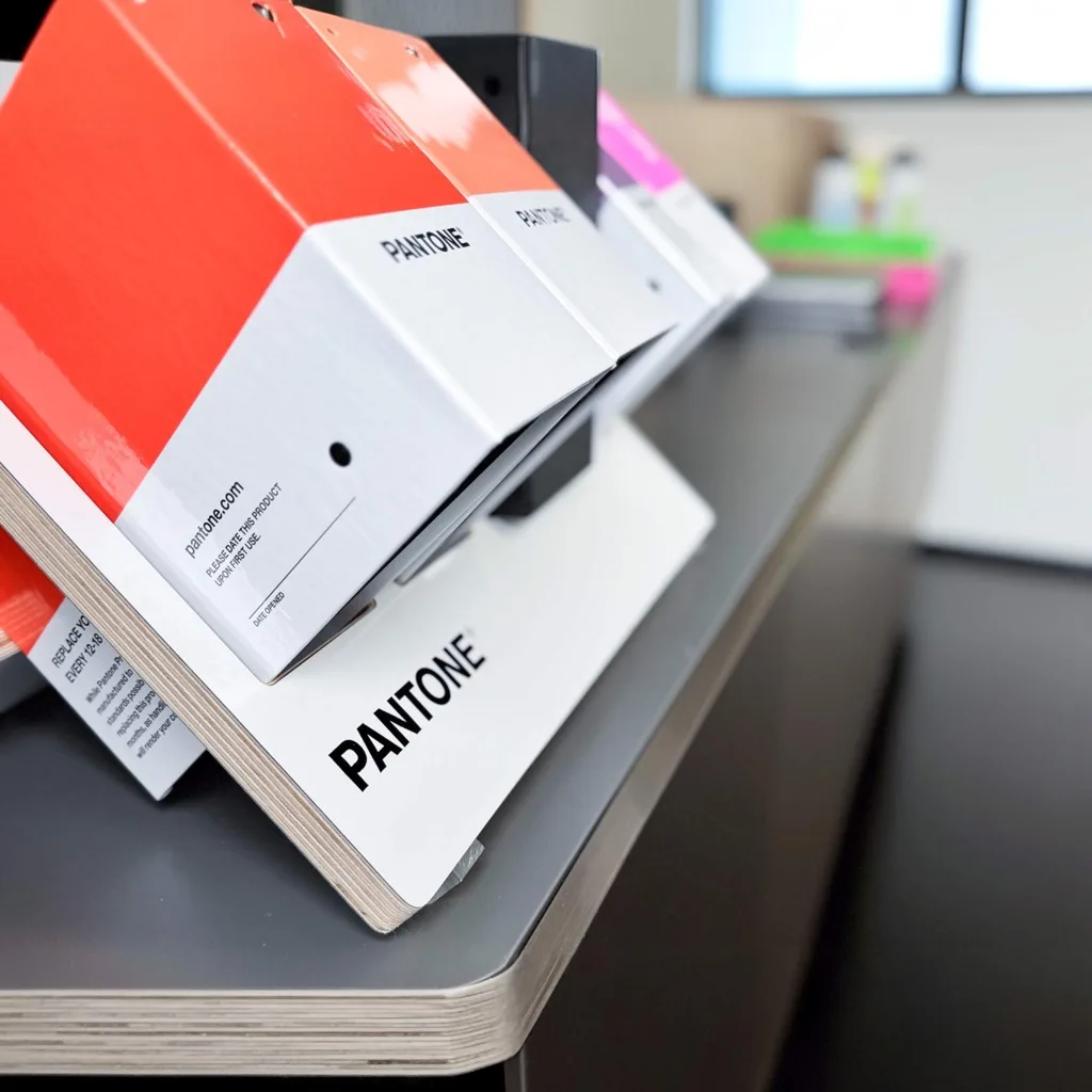 Pantone Standar Warna Global: Pengertian, Sistem, dan Perannya di Dunia Fashion