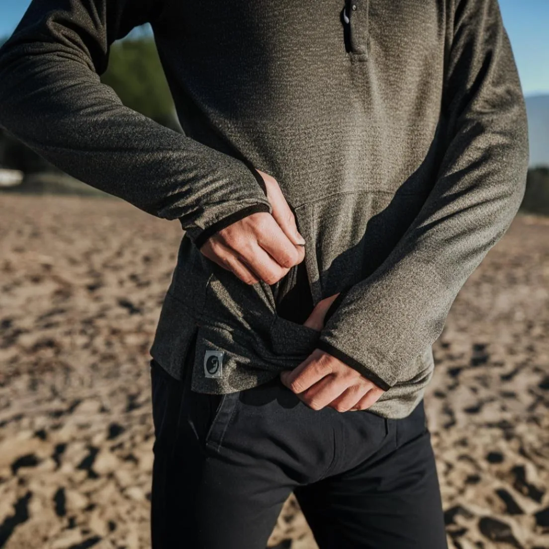 Thumbhole, Lubang Jempol Pakaian yang Ternyata Punya Banyak Kegunaan